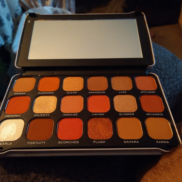 Eyeshadow palette - Picture 2 of 2